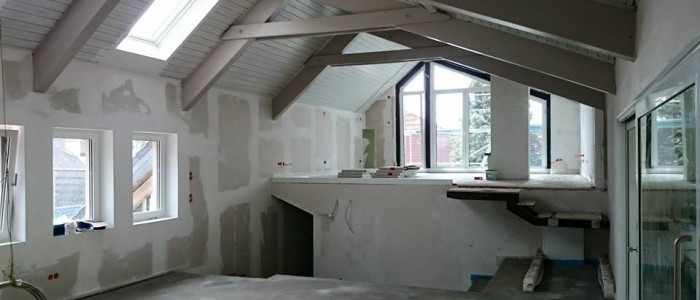 Dachgeschoss im Rohbauzustand mit gespachtelten Rigipsplatten.