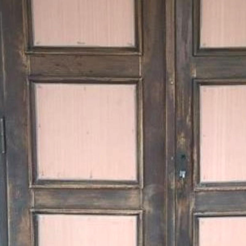 Schleifarbeiten und Grundierung an einer alten Tür.