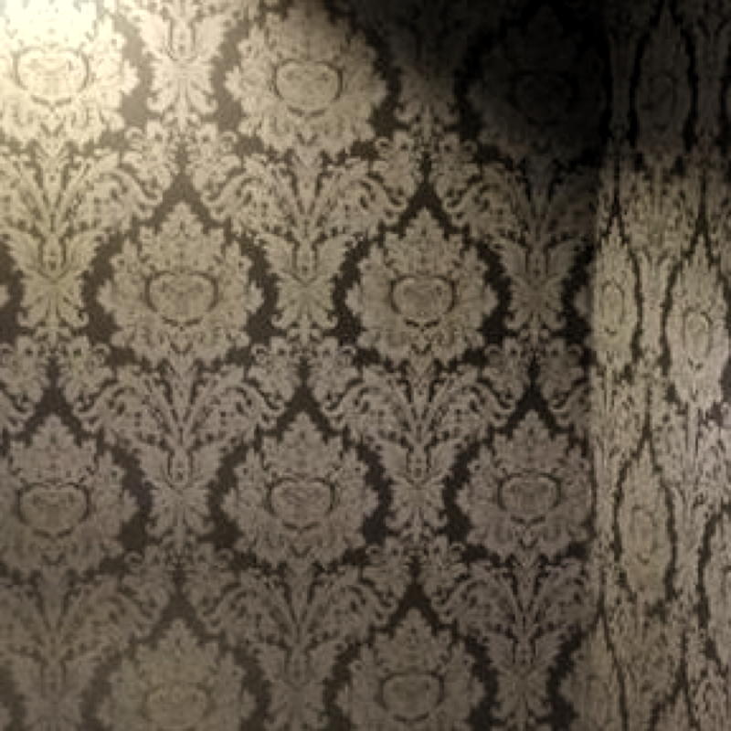 Dunkelbraune Tapete mit weißem floralem Muster.
