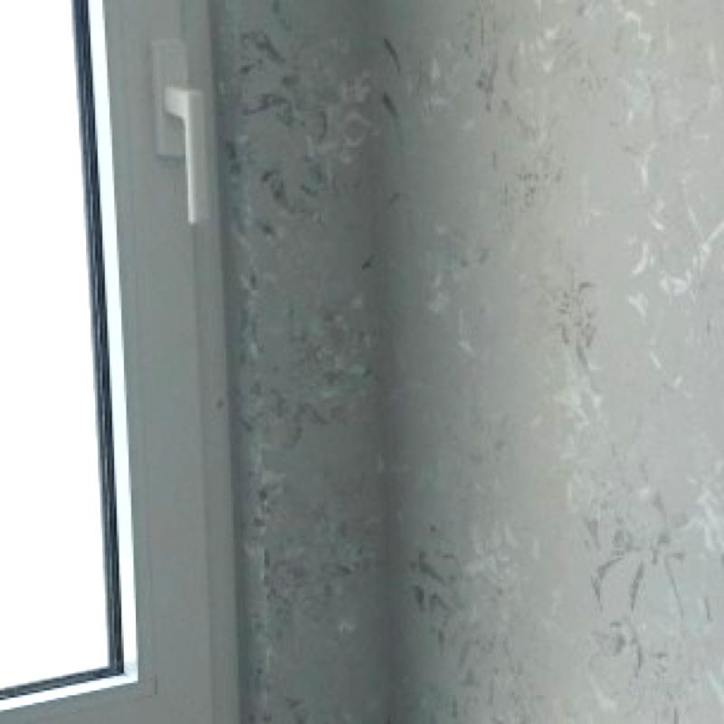 Grau-silber-weiß gemusterte Tapete an einem Fenster.